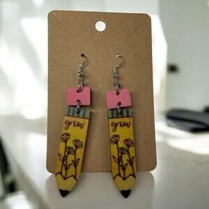 BOUTIQUE WOODEN BOHO PENCIL EARRINGS FLORAL GROW PATTERN GREAT GIFT